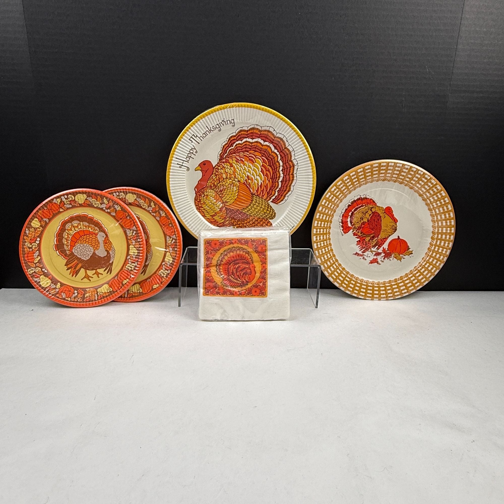 Vintage Mixed Lot of NEW Thanksgiving Plates and Napkins Lot of 5