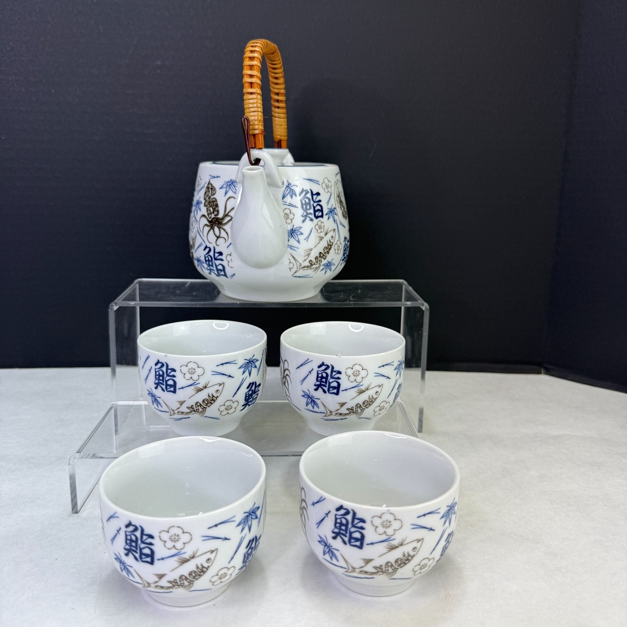 Vintage Porcelain Asian Motif Teapot With 4 Cups Made In Japan