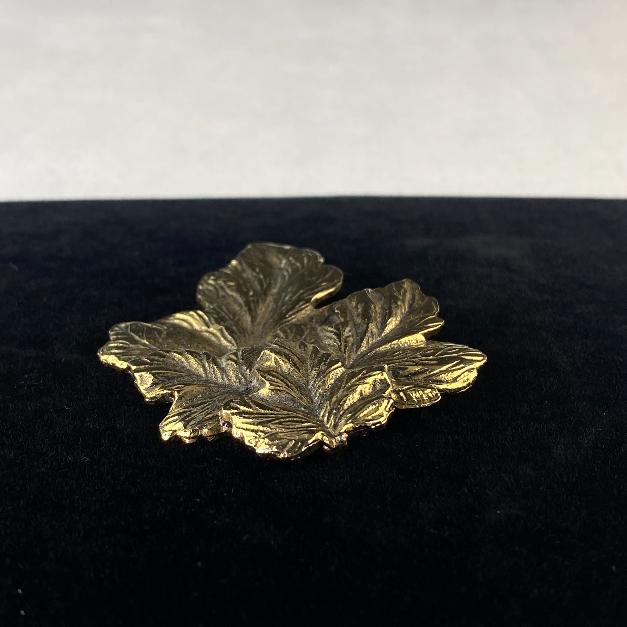 Vintage Joans Collectibles Autumn Fall Leaf Gold Tone Metal Brooch Pin