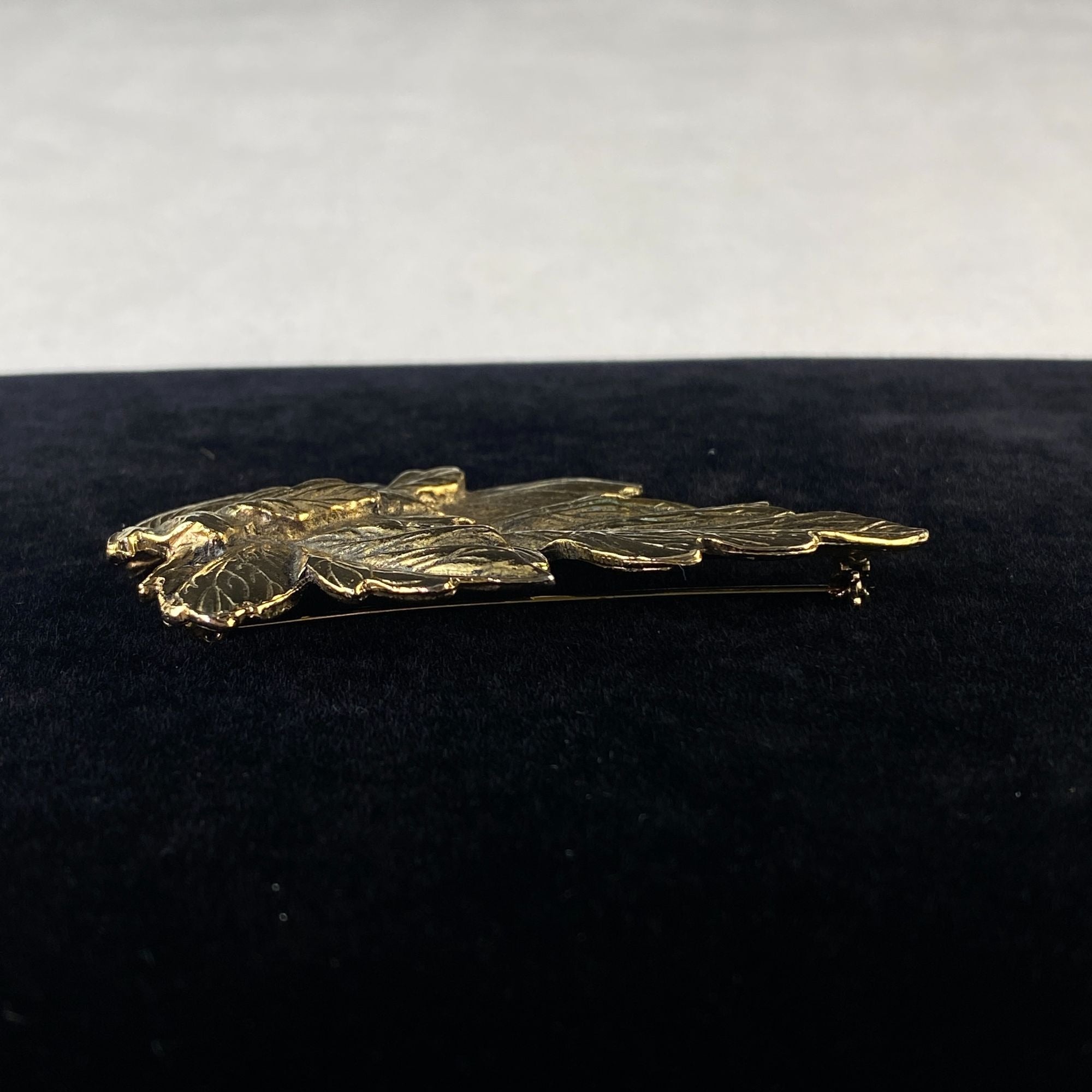 Vintage Joans Collectibles Autumn Fall Leaf Gold Tone Metal Brooch Pin