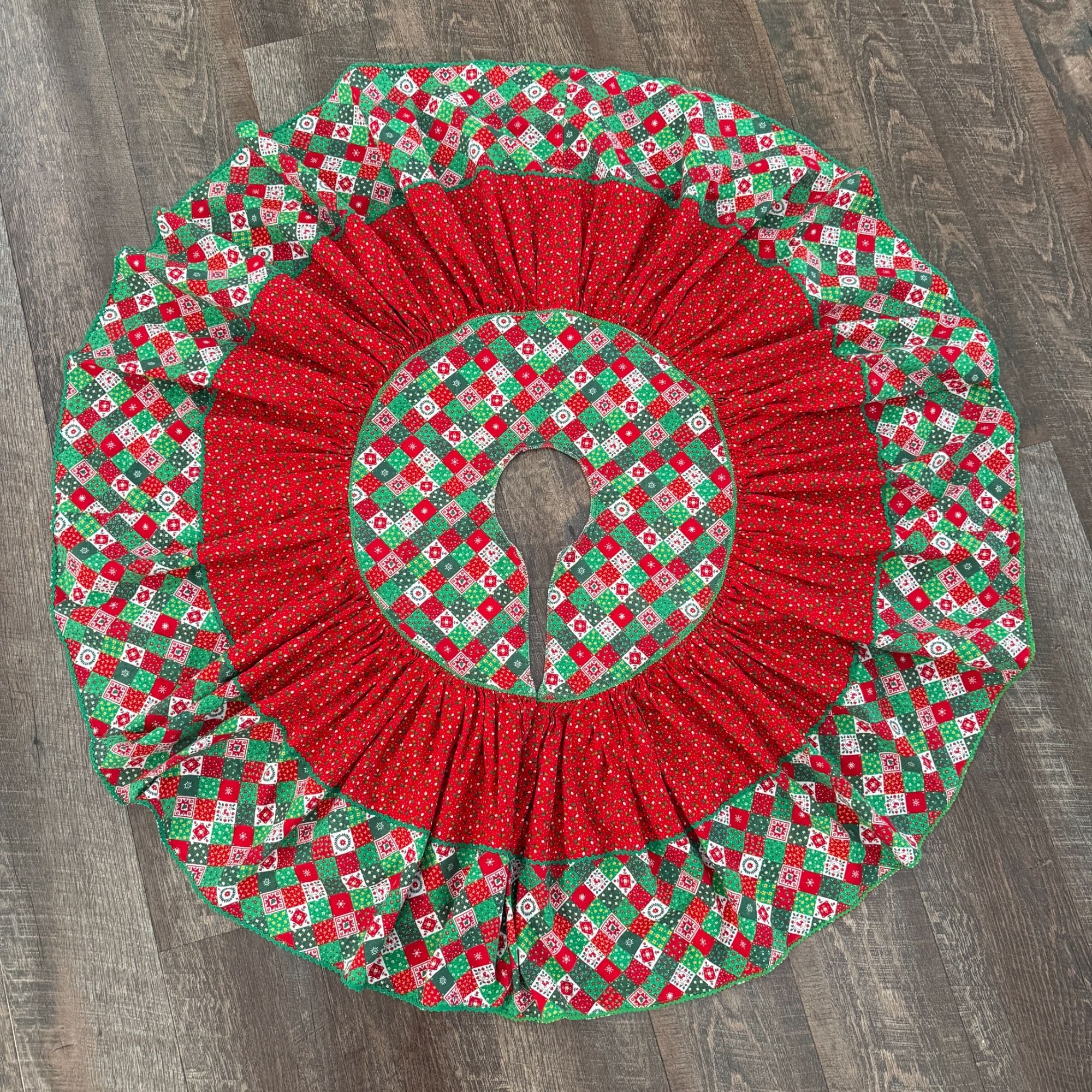 Vintage Handmade Christmas Tree Skirt 40"